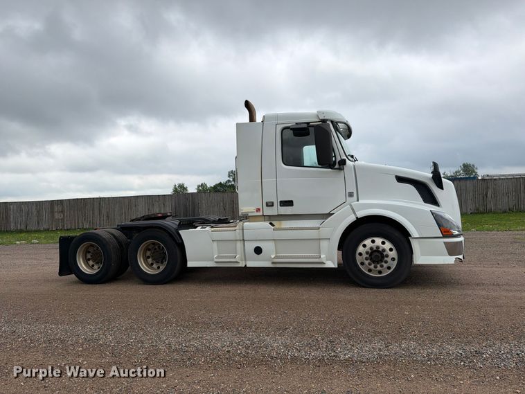 image for item FK0246 2014 Volvo VNL semi truck