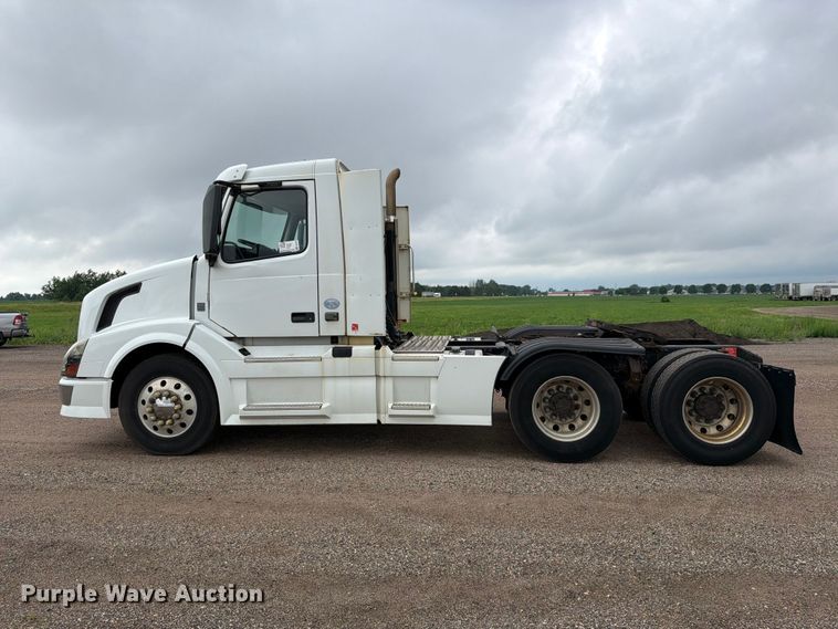 image for item FK0246 2014 Volvo VNL semi truck