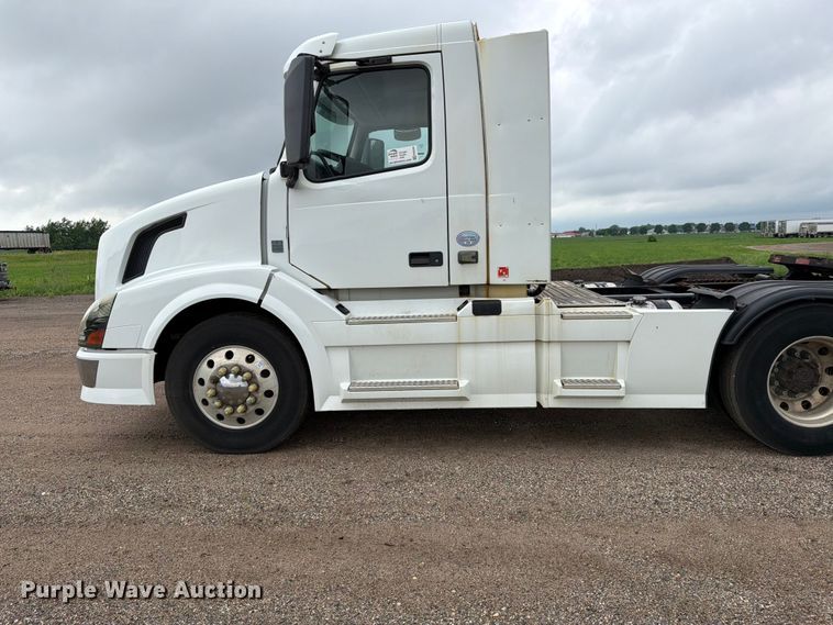 image for item FK0246 2014 Volvo VNL semi truck