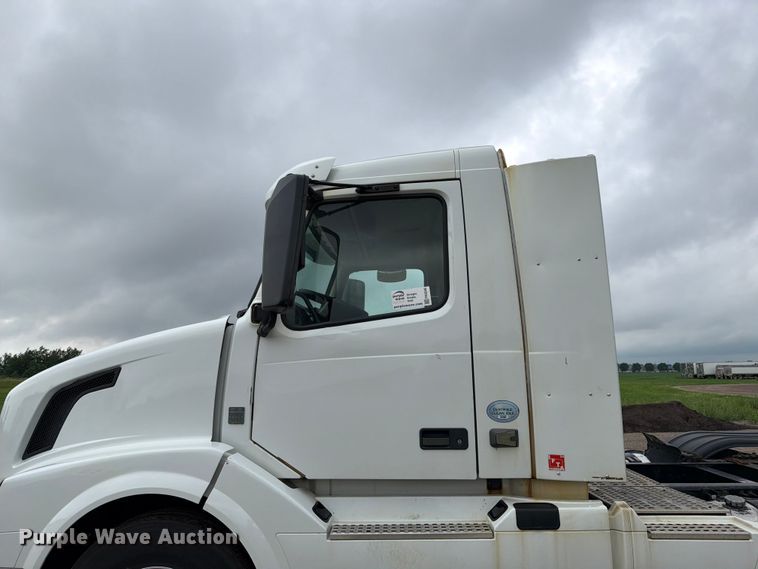 image for item FK0246 2014 Volvo VNL semi truck