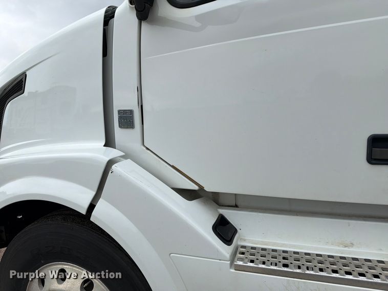image for item FK0246 2014 Volvo VNL semi truck