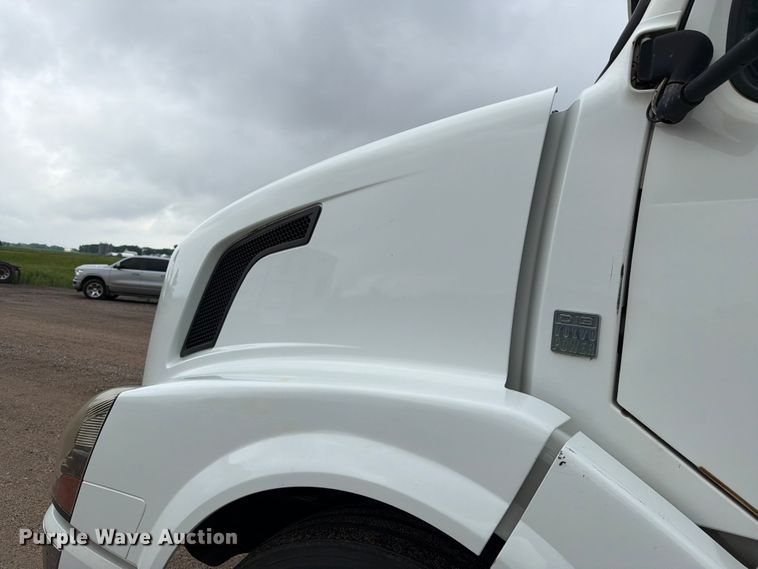 image for item FK0246 2014 Volvo VNL semi truck