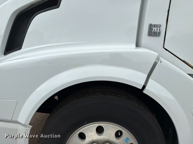 image for item FK0246 2014 Volvo VNL semi truck