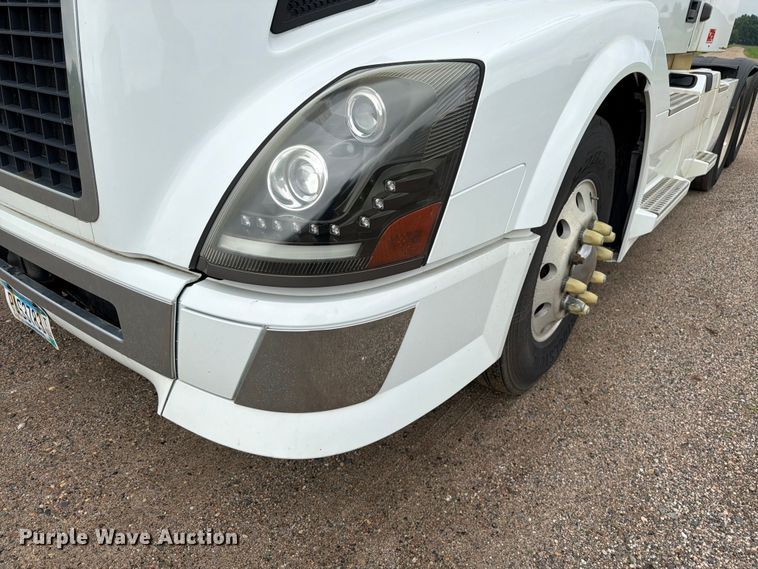 image for item FK0246 2014 Volvo VNL semi truck