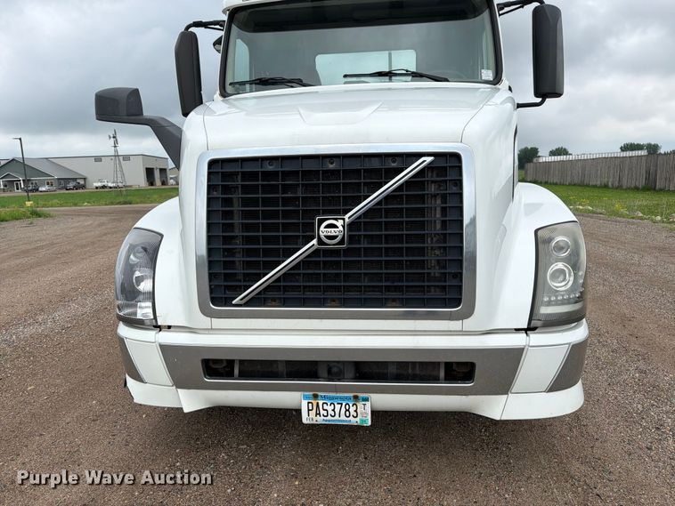 image for item FK0246 2014 Volvo VNL semi truck