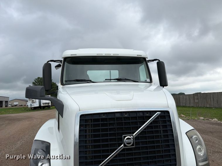 image for item FK0246 2014 Volvo VNL semi truck