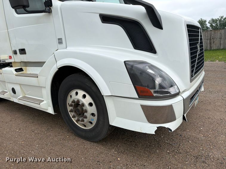 image for item FK0246 2014 Volvo VNL semi truck