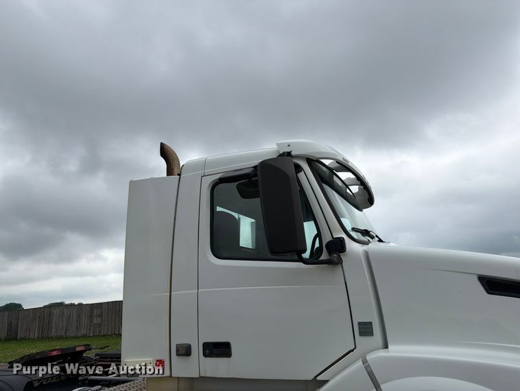 image for item FK0246 2014 Volvo VNL semi truck