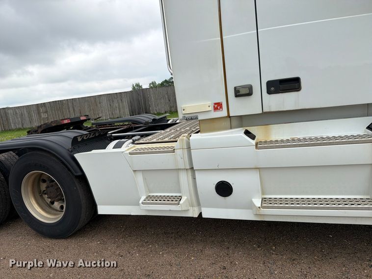 image for item FK0246 2014 Volvo VNL semi truck