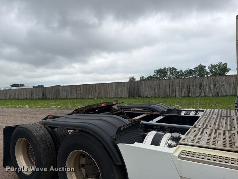 image for item FK0246 2014 Volvo VNL semi truck
