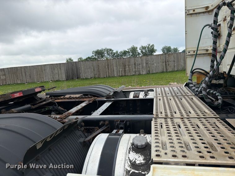 image for item FK0246 2014 Volvo VNL semi truck