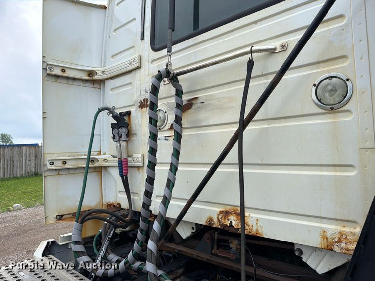 image for item FK0246 2014 Volvo VNL semi truck