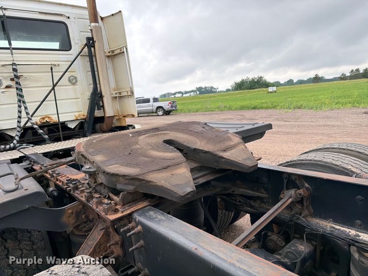 image for item FK0246 2014 Volvo VNL semi truck
