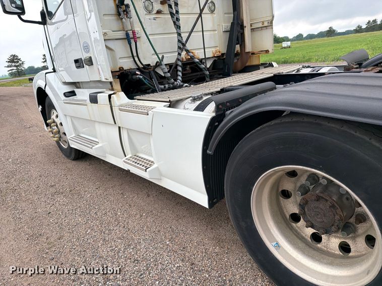 image for item FK0246 2014 Volvo VNL semi truck