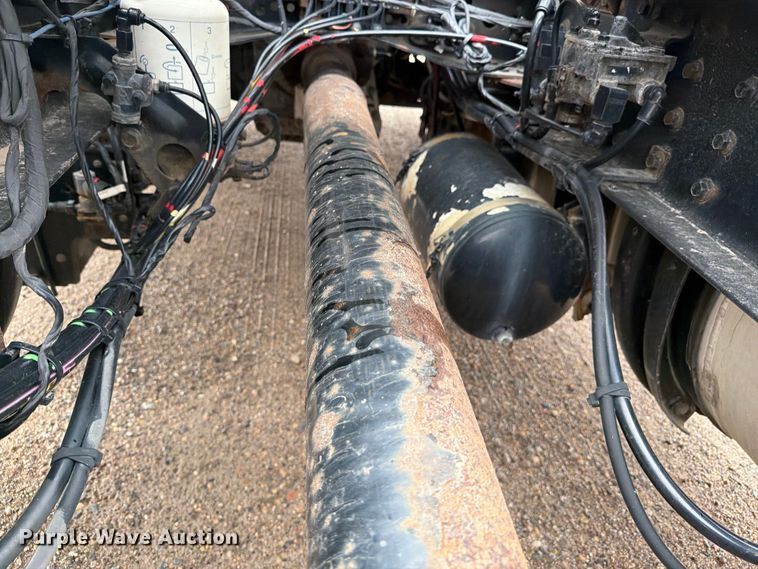 image for item FK0246 2014 Volvo VNL semi truck