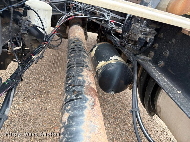 image for item FK0246 2014 Volvo VNL semi truck