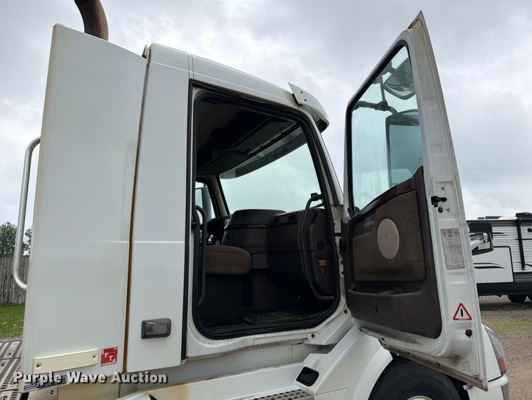 image for item FK0246 2014 Volvo VNL semi truck