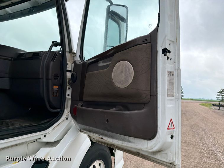 image for item FK0246 2014 Volvo VNL semi truck