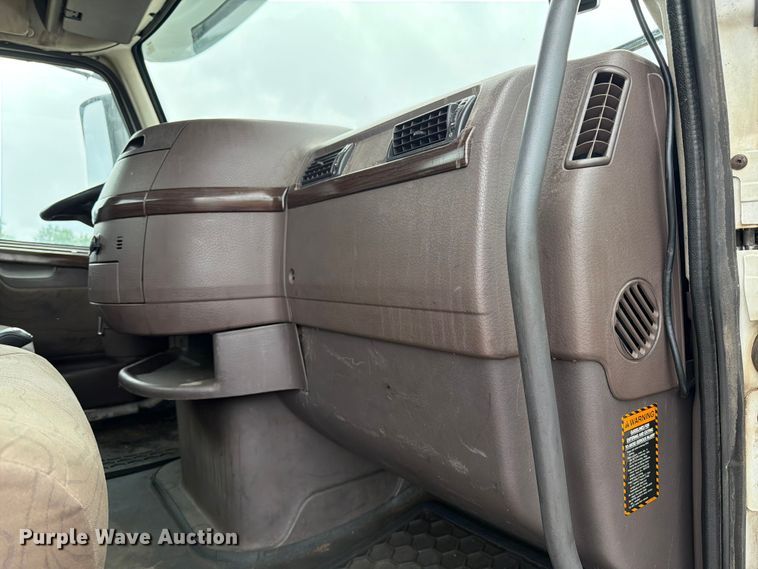 image for item FK0246 2014 Volvo VNL semi truck