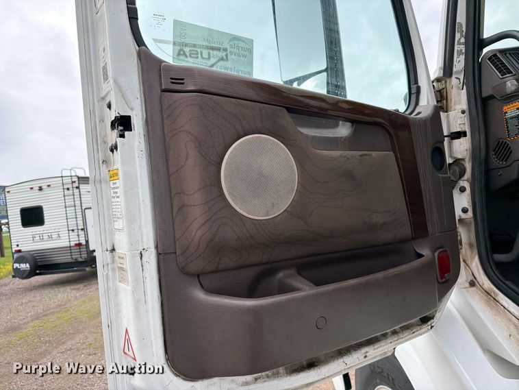 image for item FK0246 2014 Volvo VNL semi truck