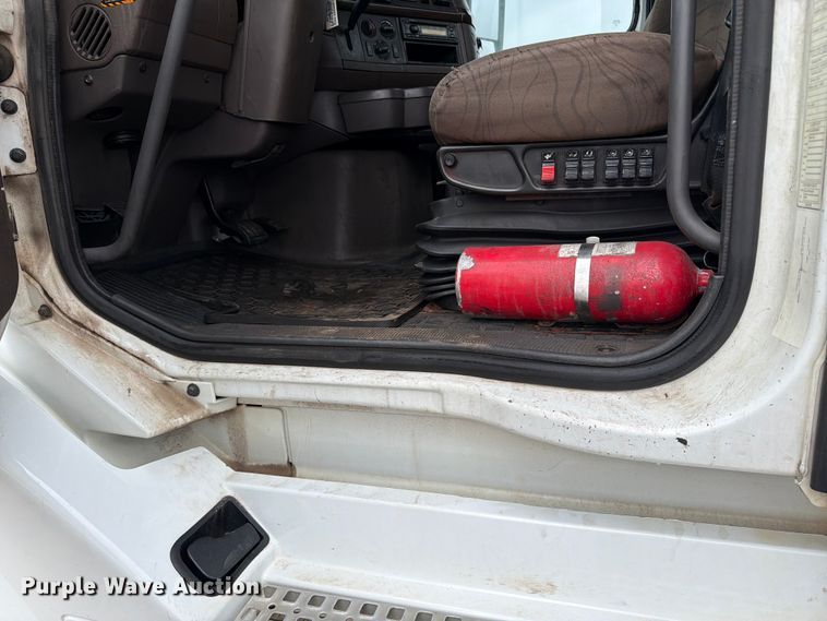 image for item FK0246 2014 Volvo VNL semi truck