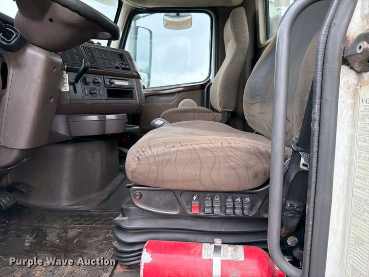 image for item FK0246 2014 Volvo VNL semi truck