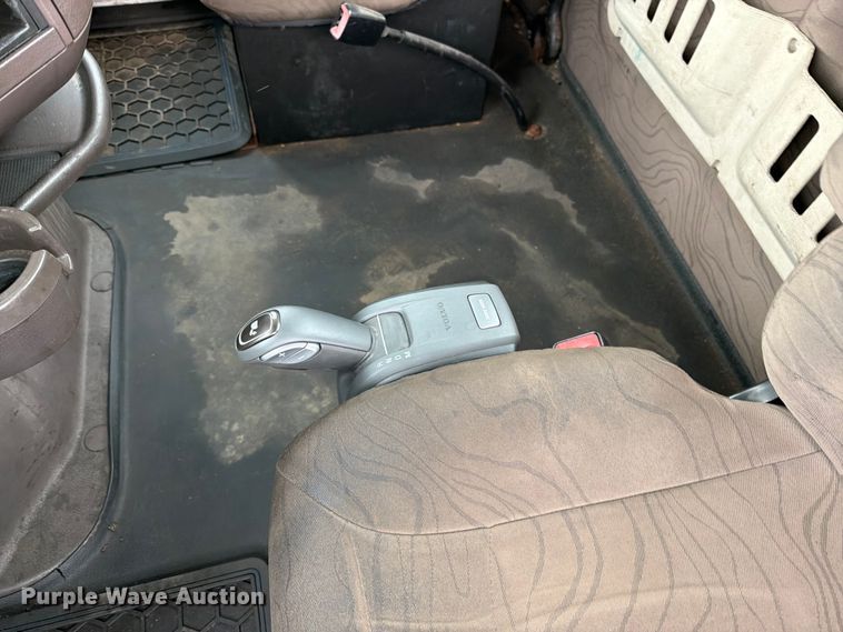 image for item FK0246 2014 Volvo VNL semi truck