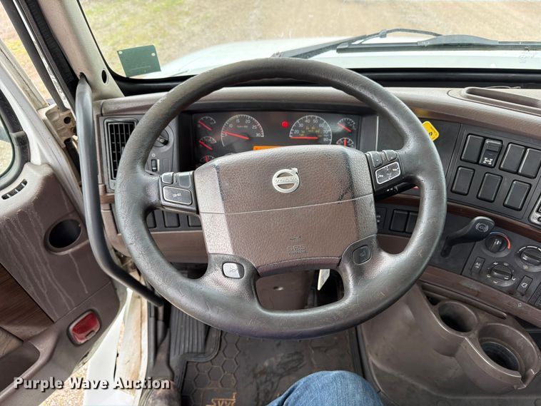 image for item FK0246 2014 Volvo VNL semi truck