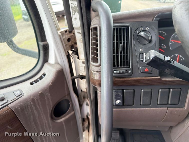 image for item FK0246 2014 Volvo VNL semi truck