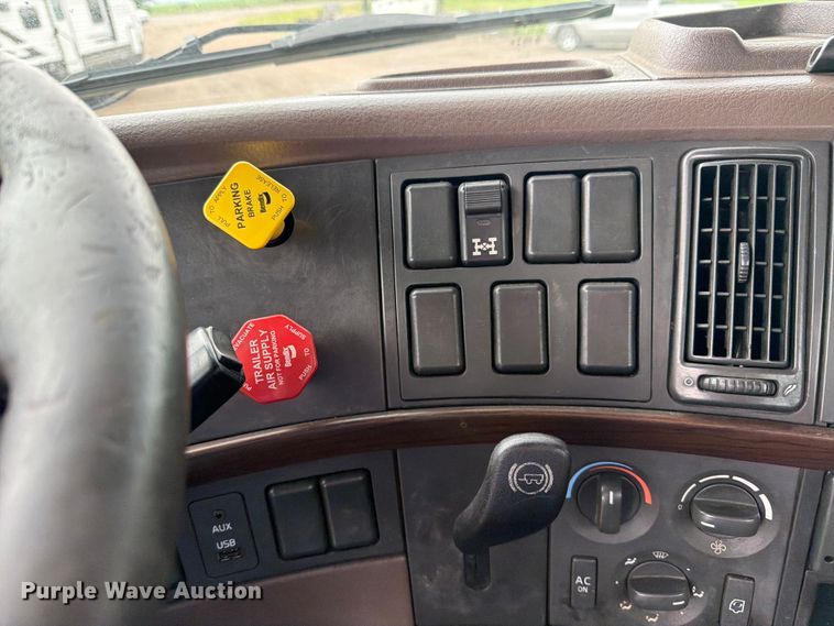 image for item FK0246 2014 Volvo VNL semi truck
