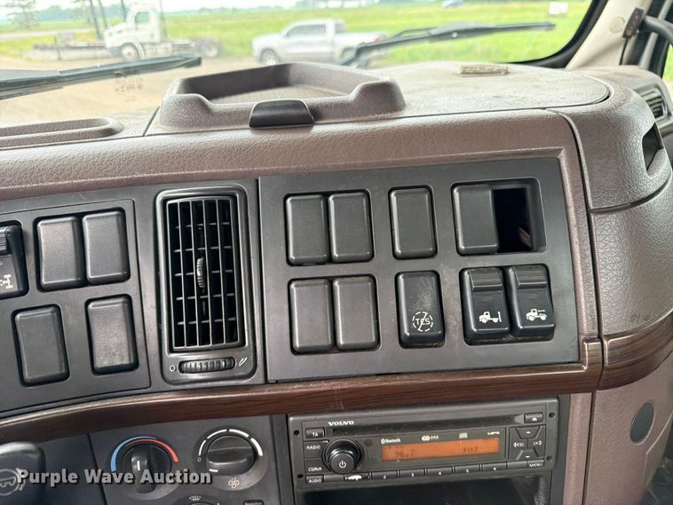 image for item FK0246 2014 Volvo VNL semi truck