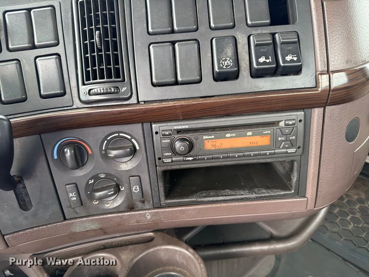 image for item FK0246 2014 Volvo VNL semi truck