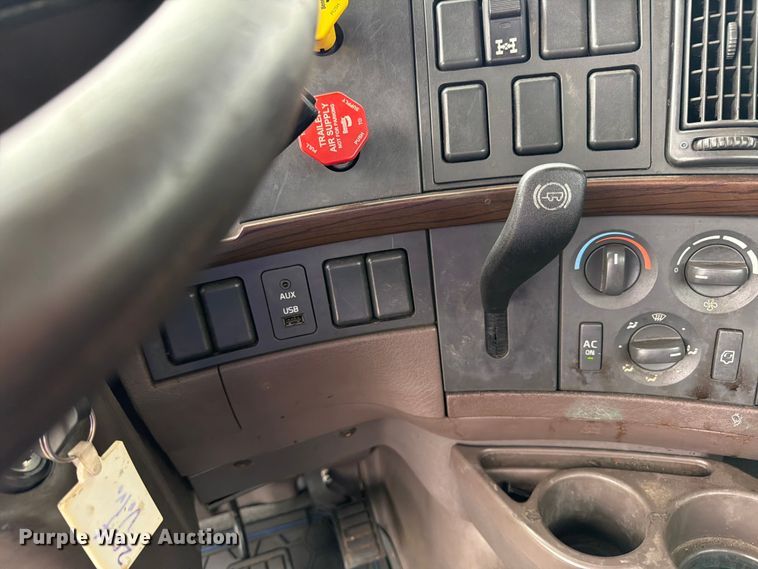 image for item FK0246 2014 Volvo VNL semi truck