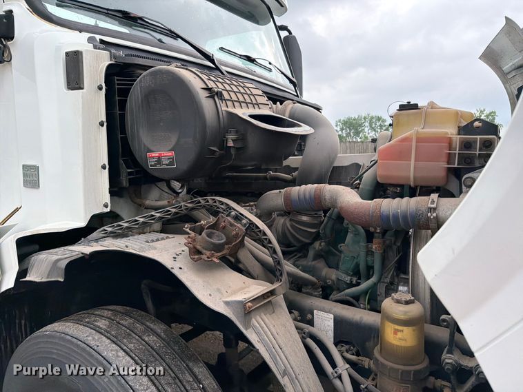 image for item FK0246 2014 Volvo VNL semi truck