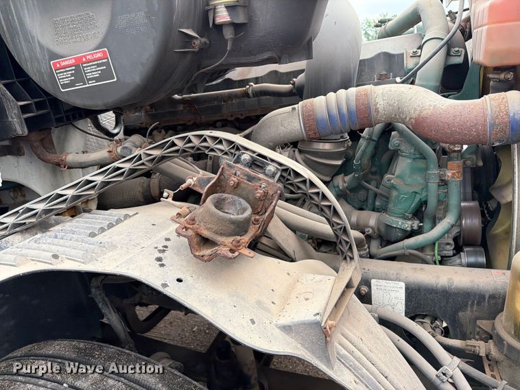 image for item FK0246 2014 Volvo VNL semi truck