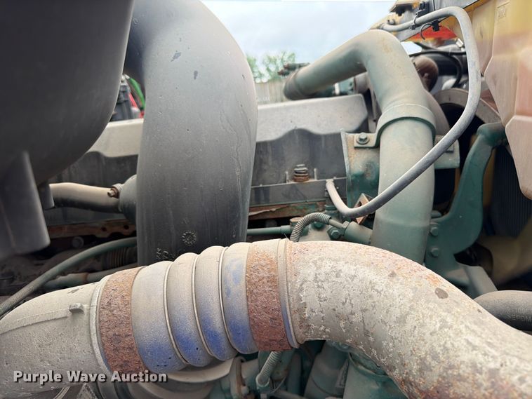 image for item FK0246 2014 Volvo VNL semi truck