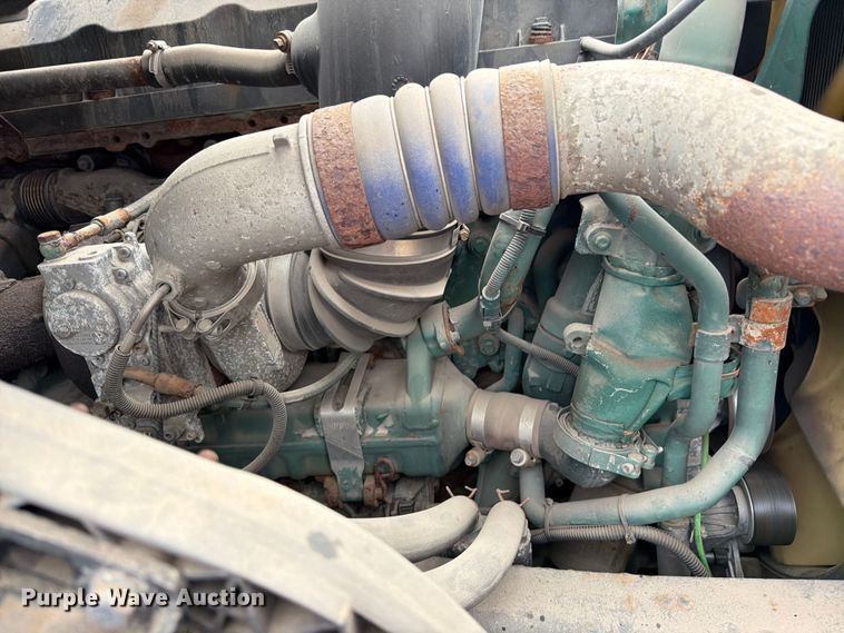 image for item FK0246 2014 Volvo VNL semi truck