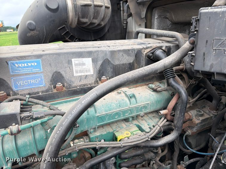 image for item FK0246 2014 Volvo VNL semi truck