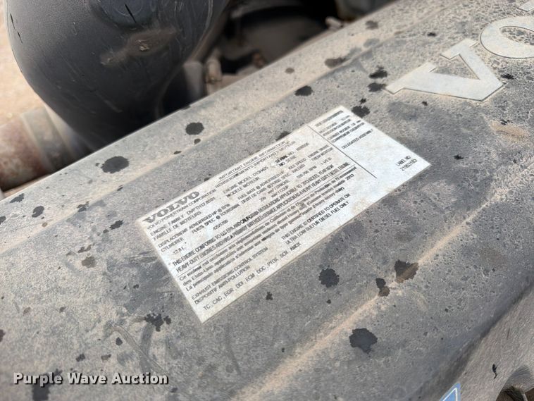 image for item FK0246 2014 Volvo VNL semi truck