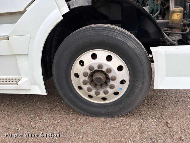 image for item FK0246 2014 Volvo VNL semi truck