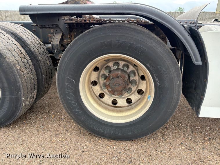 image for item FK0246 2014 Volvo VNL semi truck