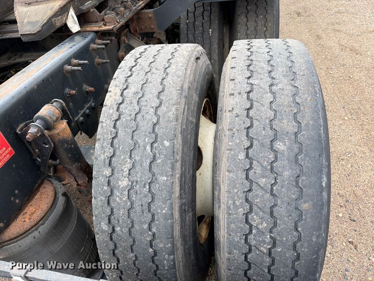 image for item FK0246 2014 Volvo VNL semi truck