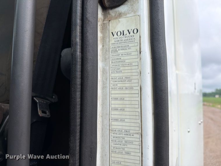 image for item FK0246 2014 Volvo VNL semi truck