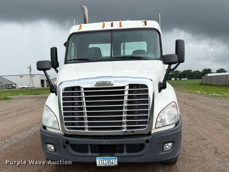 image for item FK0247 2012 Freightliner Cascadia semi truck