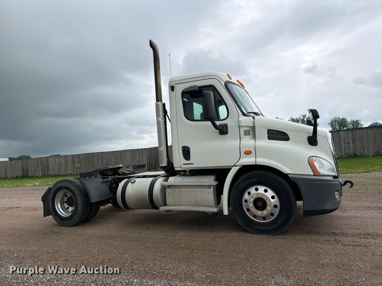image for item FK0247 2012 Freightliner Cascadia semi truck