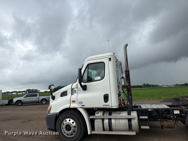 image for item FK0247 2012 Freightliner Cascadia semi truck