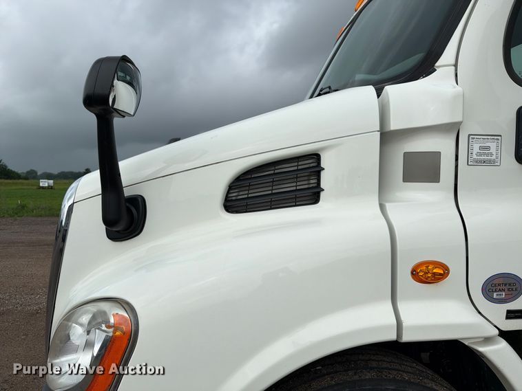 image for item FK0247 2012 Freightliner Cascadia semi truck