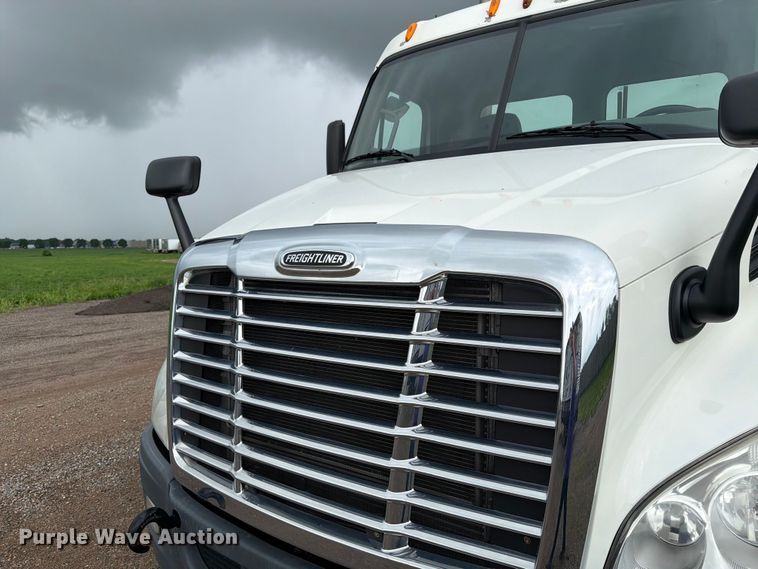image for item FK0247 2012 Freightliner Cascadia semi truck