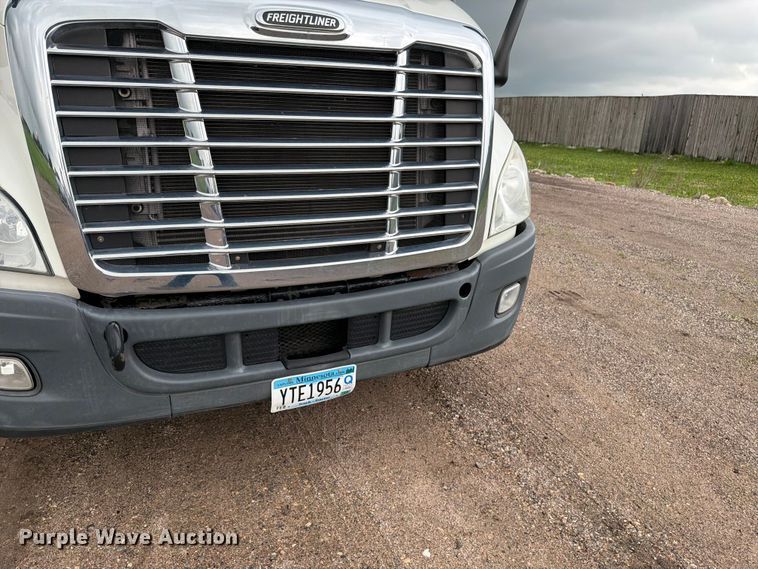 image for item FK0247 2012 Freightliner Cascadia semi truck