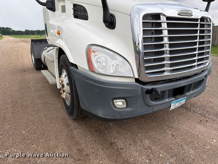 image for item FK0247 2012 Freightliner Cascadia semi truck